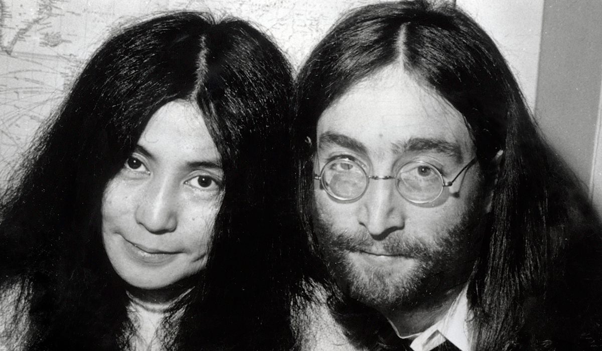 Альбом Джона Леннона, который он подписал своему убийце, продадут на аукционе