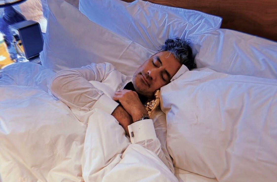 Фанаты вместе с Марком Руффало собрали фото спящего на работе режиссера Тайки Вайтити