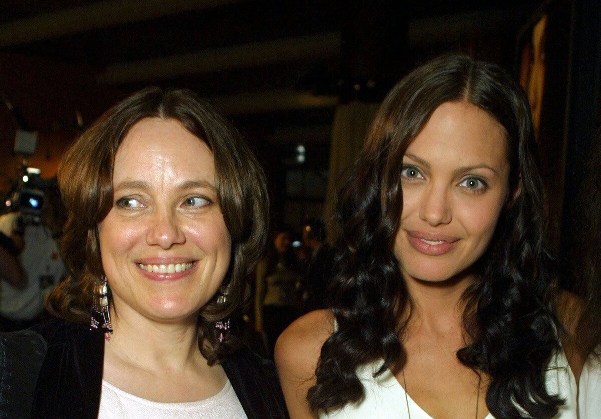 Анджелина Джоли откровенно рассказала в эссе об удалении груди и смерти матери