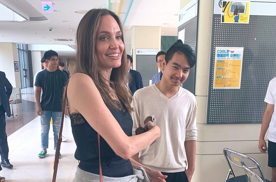 Видео: Анджелина Джоли едва не расплакалась, провожая старшего сына в университет