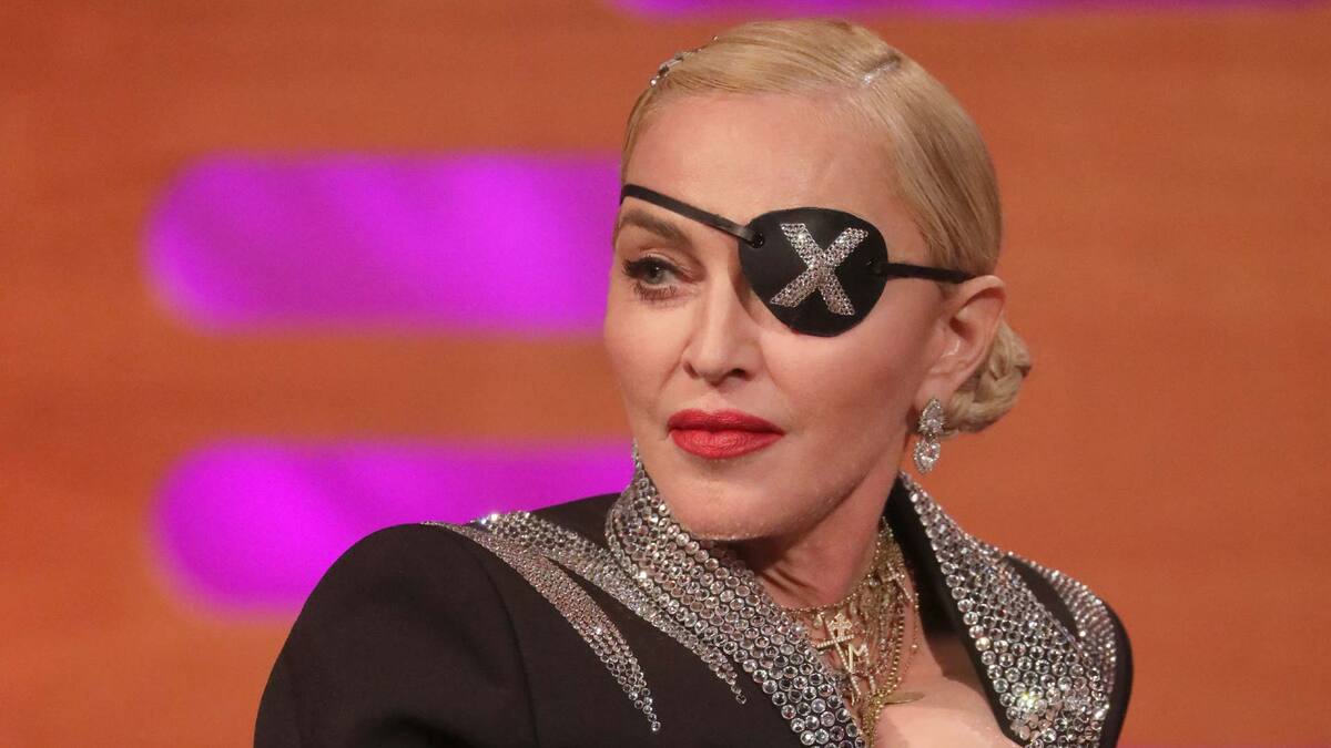 Мадонна разрыдалась после падения на концерте в Париже и отменила выступления