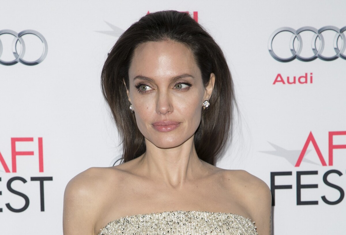Как подружки: Анджелину Джоли с дочерью запечатлели на шоппинге в Лос-Анджелесе