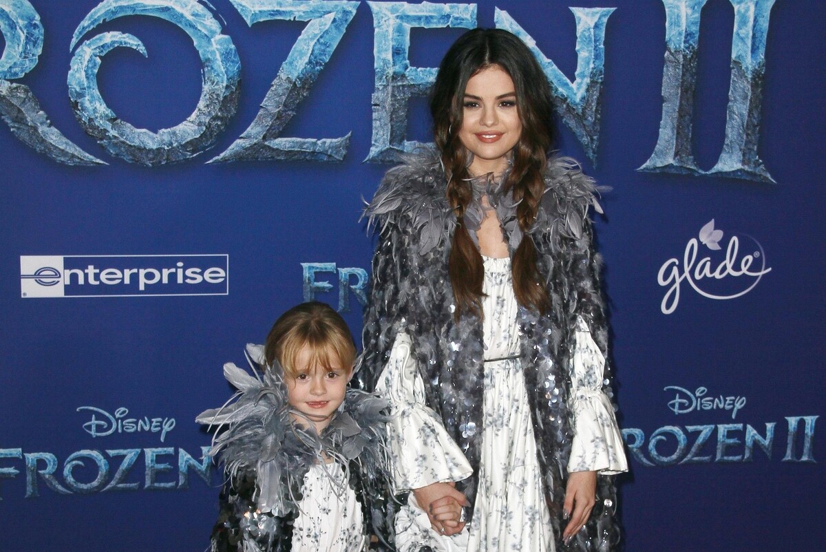 Селена Гомес привела младшую сестру на премьеру «Холодного сердца 2»
