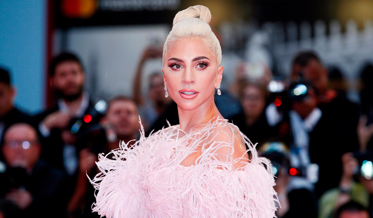 Неверный шаг и перелом: Леди Гага удивила публику 20-сантиметровыми каблуками
