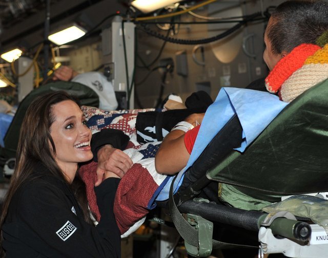 Анджелина Джоли навестила  раненых военных