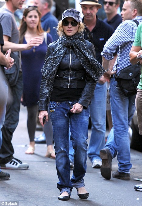 Неузнанная Мадонна гуляла по Нью-Йорку