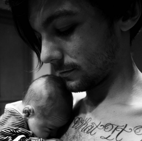 Солист One Direction  Луи Томлинсон показал новорожденного сына