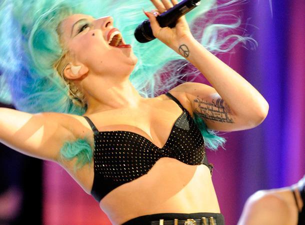 Lady Gaga носит парик не только на голове