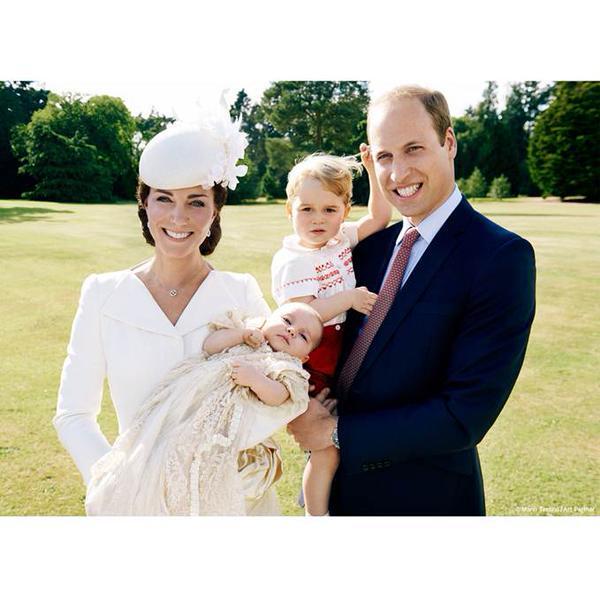Первые официальные фото с крестин принцессы Шарлотты