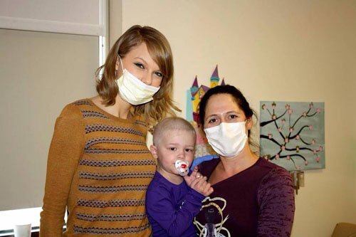 Тейлор Свифт посетила детский онкологический центр