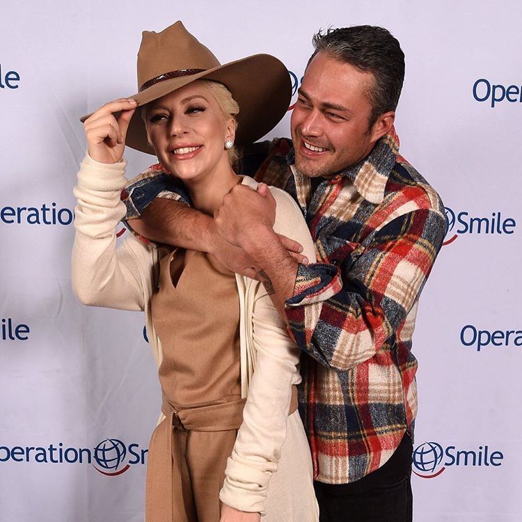 Леди Гага и Тейлор Кинни на благотворительном приеме Operation Smile