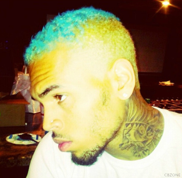Крис Браун покрасил волосы в голубой цвет