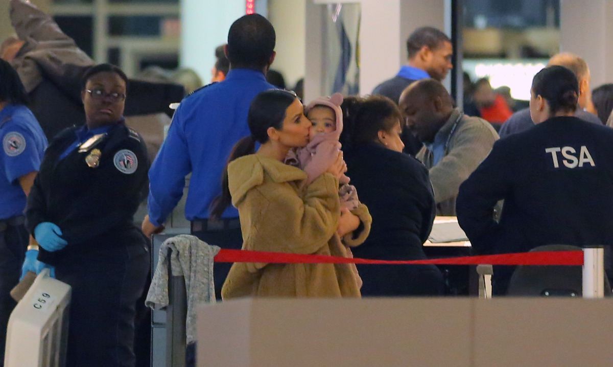 Заботливая мамочка Ким Кардашян в аэропорту Нью-Йорка
