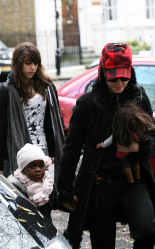 Мадонна с детьми посещает центр Каббалы. 26 декабря