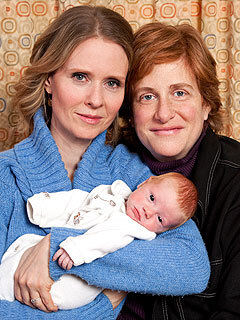 Фото: Новорожденный сын Синтии Никсон и Кристин Маринони