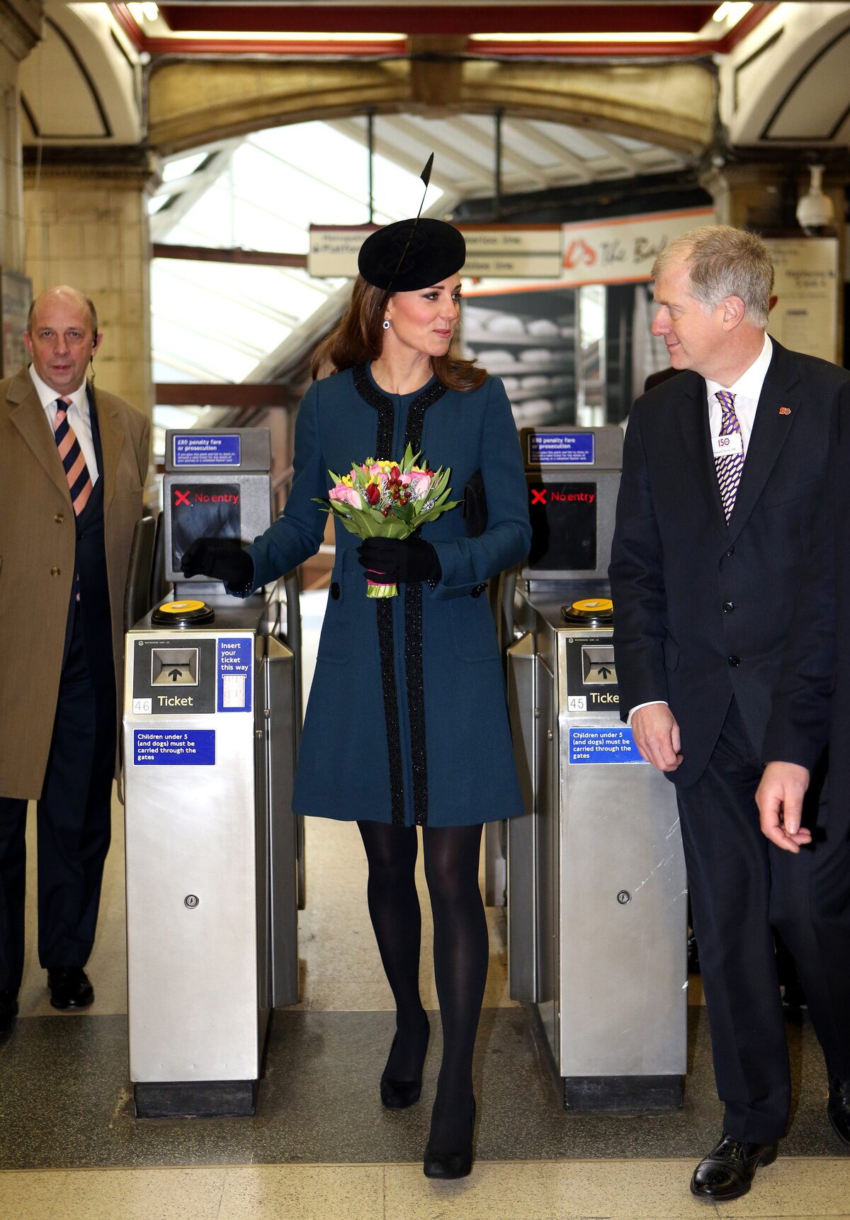 Кейт Миддлтон и Елизавета II прокатились в метро
