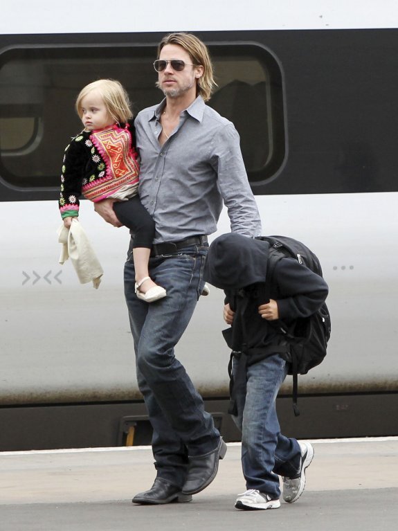 Анджелина Джоли и Брэд Питт с детьми в Шотландии