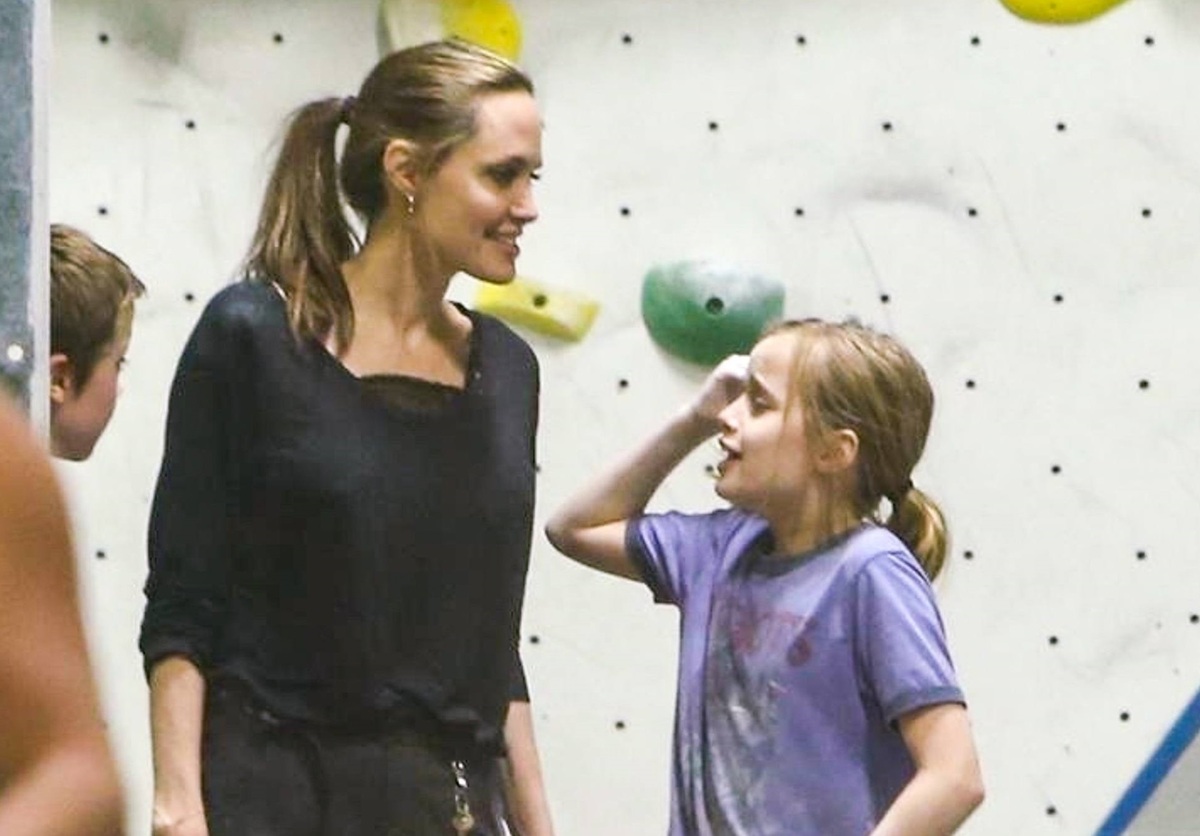 Пока Брэд Питт развлекается с Шарлиз Терон, Анджелина Джоли с детьми занимается скалолазанием