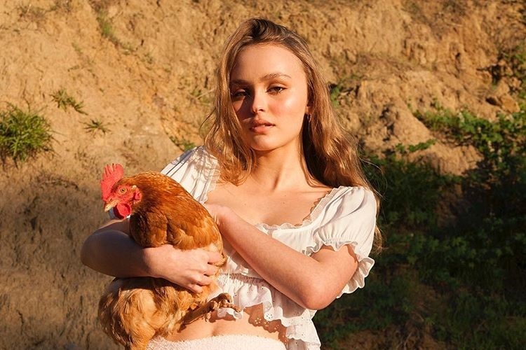 Лили-Роуз Депп удивила своих поклонников фотосессией с курицей