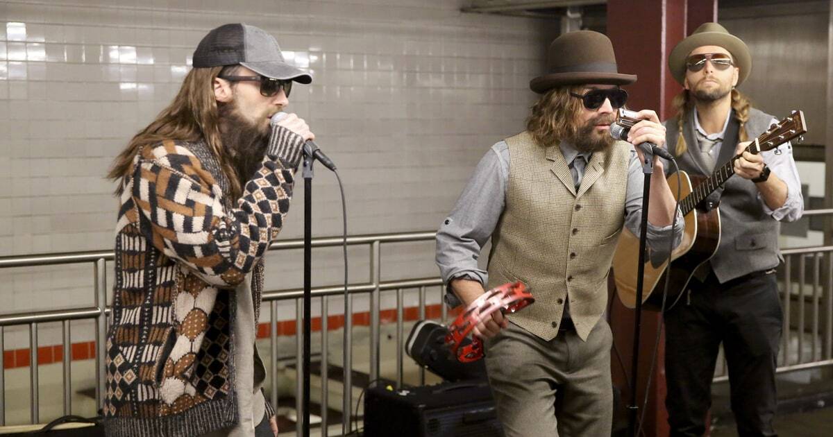 Адам Левин дал бесплатный концерт в нью-йоркском метро