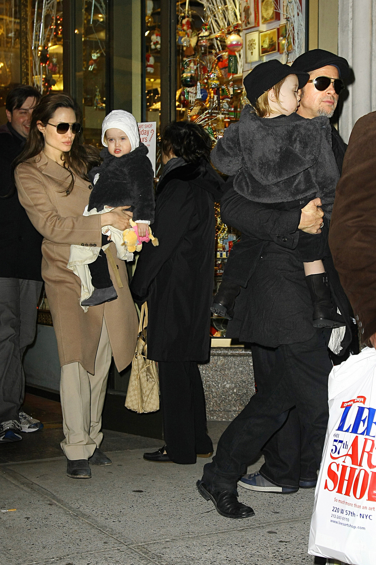 Анджелина Джоли и Брэд Питт вместе с близнецами на Манхэттене