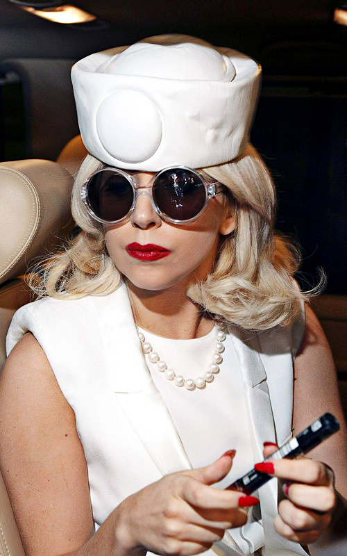 Lady GaGa в костюме медсестры
