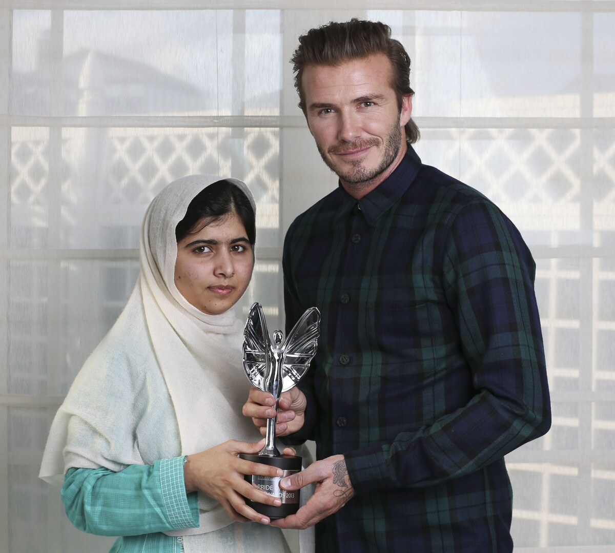 Дэвид Бекхэм вручил Малале Юсуфзай награду за мужество