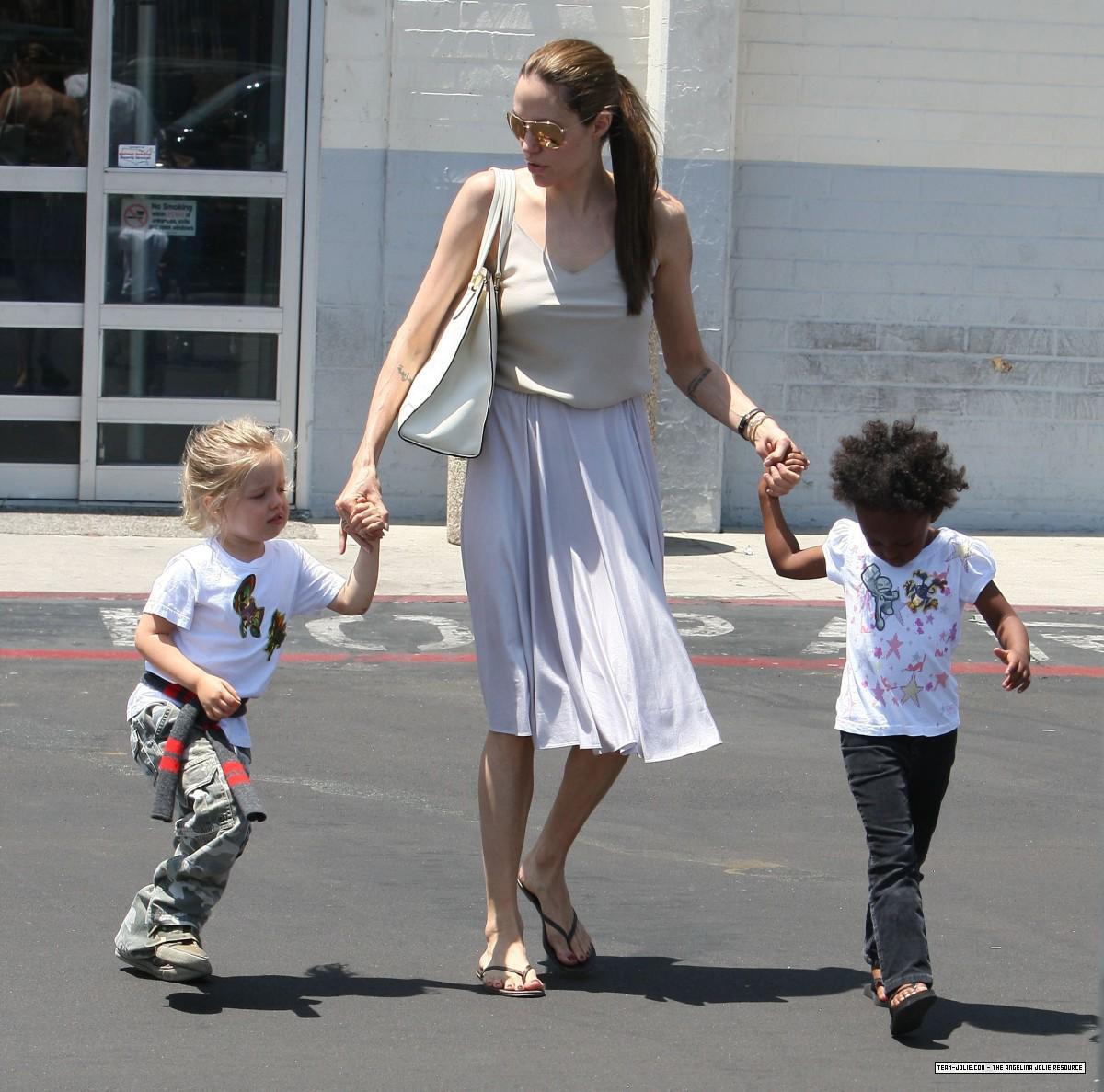 Анджелина Джоли с Шайло и Захарой ходят по магазинам