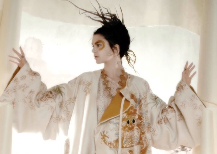 Кендалл Дженнер примерила образы haute couture в новом фотосете для V Magazine