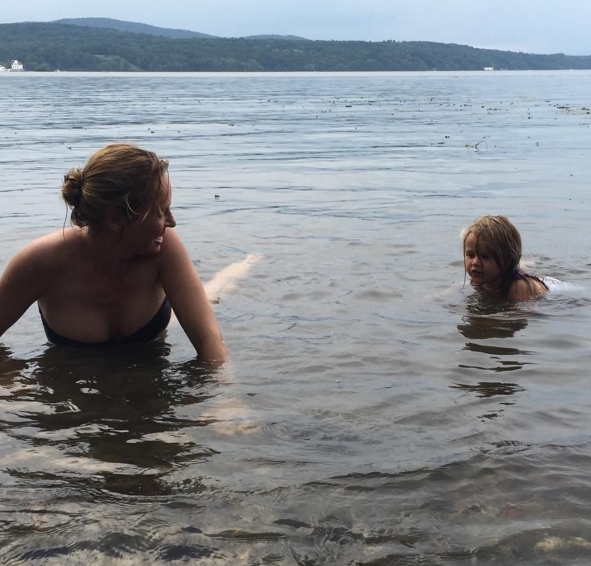 Ума Турман учит  трехлетнюю дочку плаванию