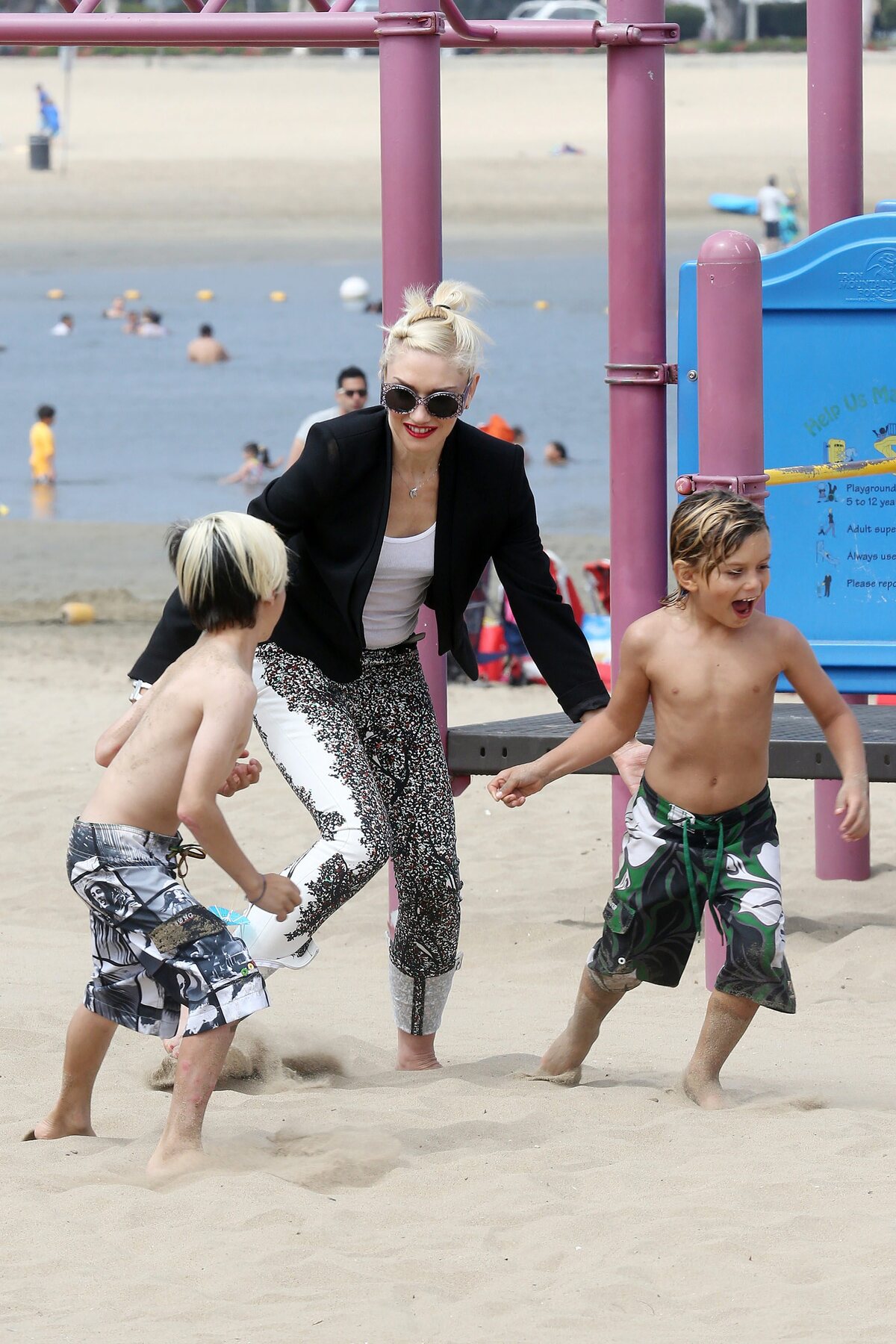 Гвен Стефани с сыновьями на пляже Марина Дель Рей