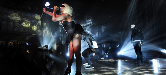 Видео: фаната Lady Gaga сбросили со сцены