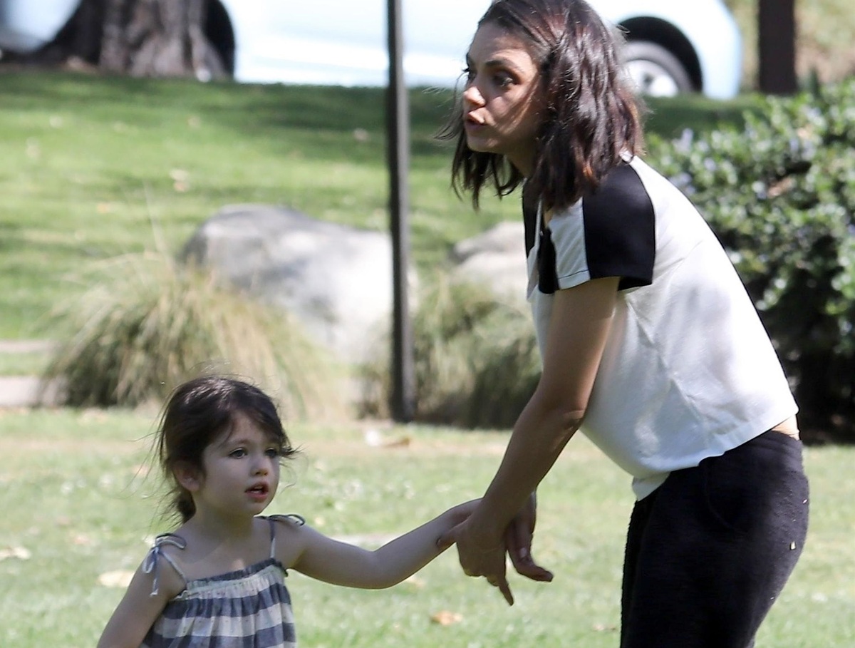 Семейный выход: Мила Кунис и Эштон Катчер развлекаются с детьми в парке (фото)