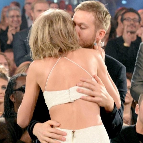 Нежный поцелуй Тейлор Свифт и Келвина Харриса на церемонии  Billboad Music Awards 2015