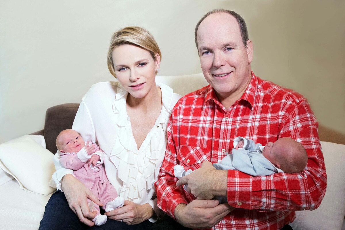 Принц Альберт и принцесса Шарлен показали новорожденных детей