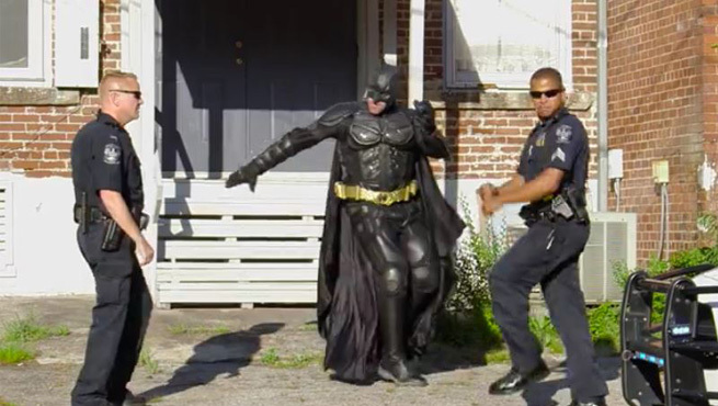Видео: Бэтмен устроил танцевальный батл с полицейскими