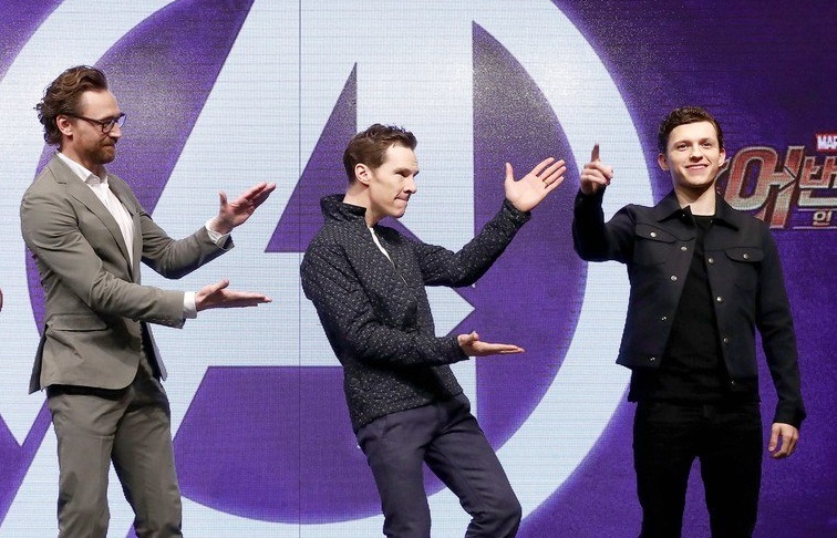Британский десант: Том Хиддлстон, Бенедикт Камбербэтч и Том Холланд на премьере «Мстителей 3» в Сеуле