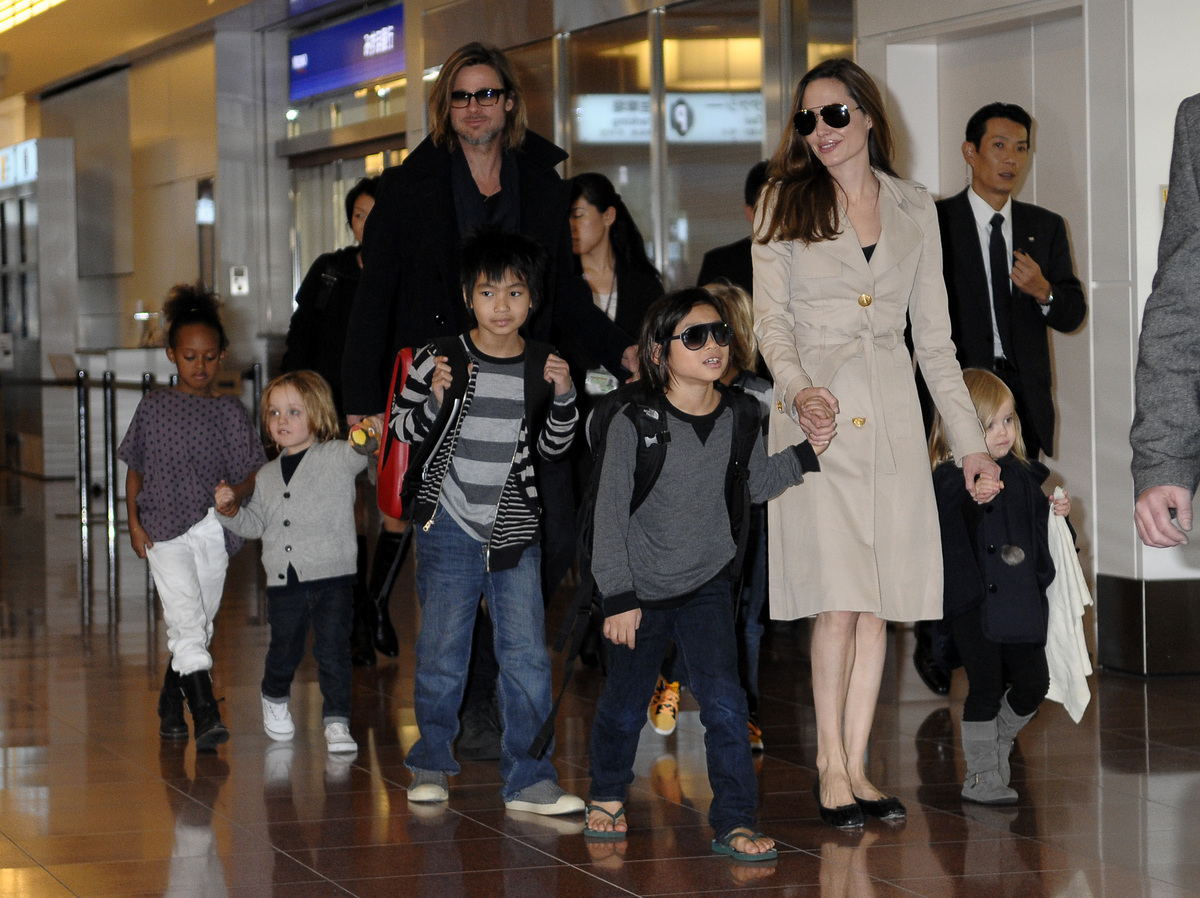 Анджелина Джоли и Брэд Питт с детьми в Японии
