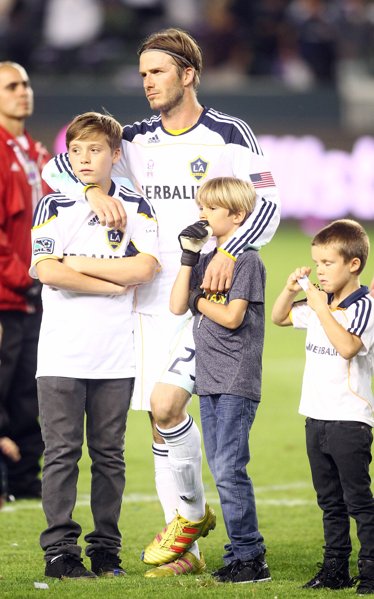 Дэвид Бэкхем с сыновьями после матча против команды «Чивас»