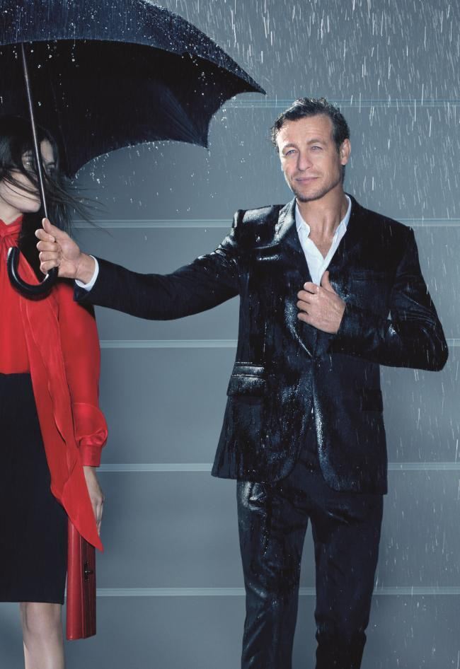 Первый взгляд: Саймон Бейкер в рекламе аромата от Givenchy «Gentlemen Only»