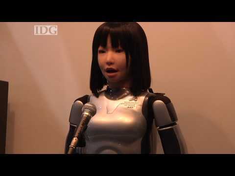Видео: самая первая поп-звезда робот