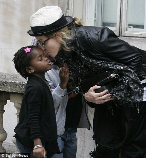 Отец дочери Мадонны попросил прислать ему фото девочки
