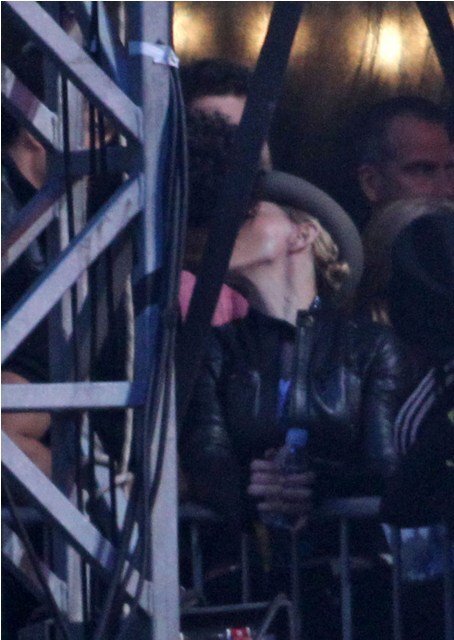Хесус и Мадонна целуются на концерте Jay-Z