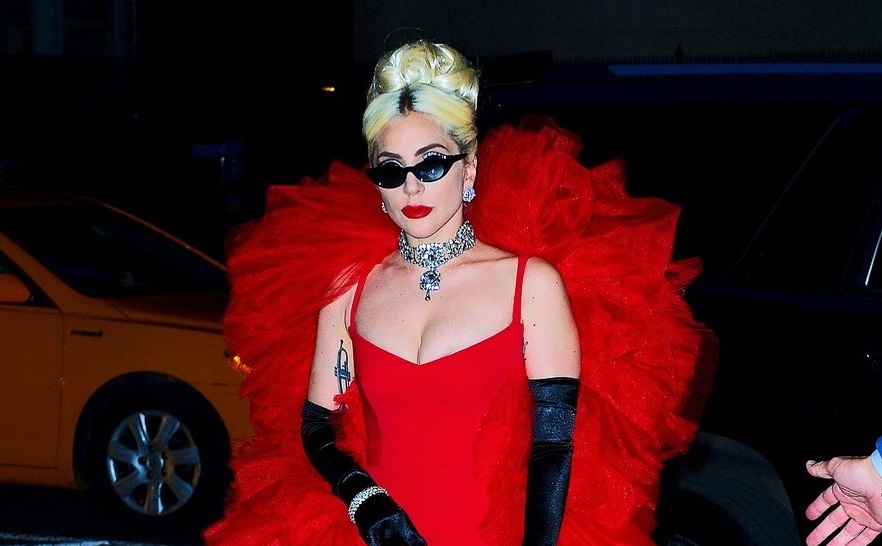 «Как в старые добрые»: Леди Гага продемонстрировала на публике очередной экстравагантный образ