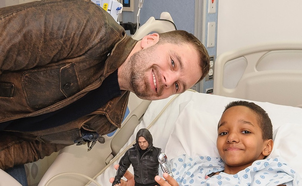 Себастиан Стэн навестил детей-пациентов нью-йоркской больницы