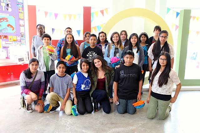 Селена Гомес посетила детский социальный центр