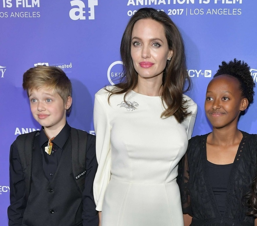 Фото: Анджелина Джоли привела дочерей на премьеру мультфильма «Добытчик»