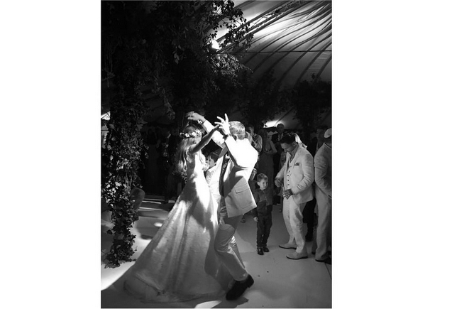 Гай Ричи женился на модели Джеки Эйнсли: первые свадебные фото