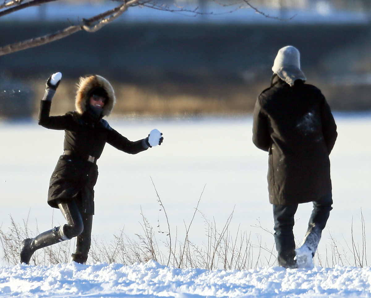 Жизель Бундхен с мужем и сыном играют в снежки