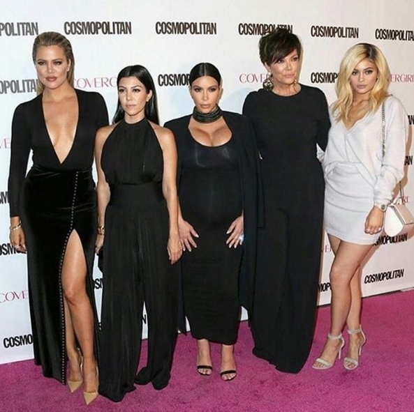 Ким Кардашьян с семьей на вечеринке журнала Cosmopolitan в Голливуде